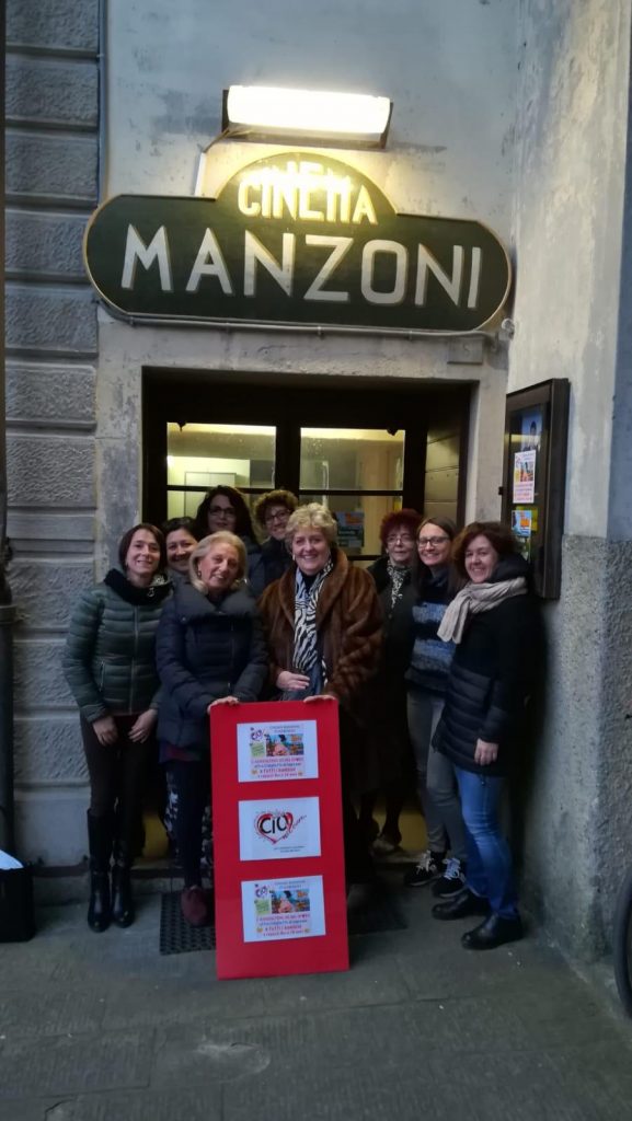 I rappresentanti dell'associazione "Cio nel cuore" di fronte all'ingresso del Cinema Manzoni