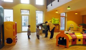 L'area giochi all'interno della struttura della scuola materna (foto Massimo Pasquali)