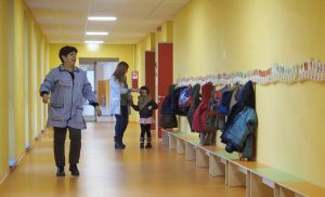 Il corridoio all'interno della scuola materna (foto Massimo Pasquali)