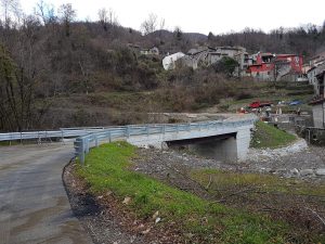 Il ponte di Cadugo subito dopo la conclusione dell'asfaltatura