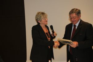 Il saluto tra il presidente dell’associazione “Amici del Campanone”, Claudio Caldi, ed il sindaco di Pontremoli Lucia Baracchini