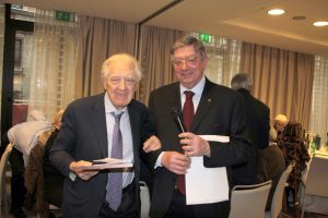 Con Claudio Caldi (a destra), Mirando Zini cui è stato assegnato il “Campanone d’onore”