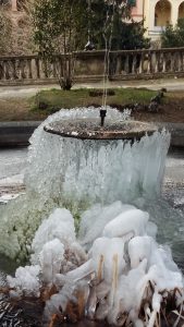 Febbraio 2018: ghiaccia la fontana nei giardini nei pressi del teatro della Rosa