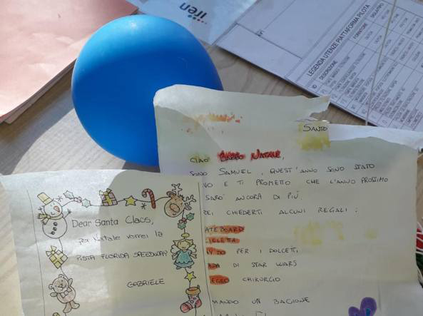 A Filetto è atterrato un palloncino con una lettera per Babbo Natale A Filetto è atterrato un palloncino con una lettera per Babbo Natale