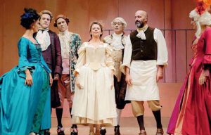 Il cast della "Locandiera", al centro Amanda Sandrelli, rappresentazione che aprirà la stagione teatrale alla Rosa il prossimo 19 gennaio.
