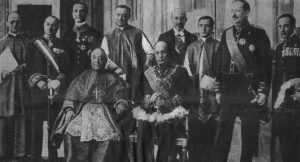 I partecipanti alla cerimonia dell'11 febbraio 1929 per la firma dei Patti Lateranensi: al centro, seduti, il card. Gasparri e Mussolini firmatari dell'accordo