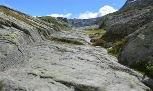 Un tratto di strada romana tagliata nella roccia nei pressi del passo del Gran San Bernardo