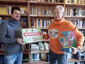 Alessandro Guidi (a sinistra) dell’Associazione Ludica Apuana ha consegnato a Lorenzo Antoniotti della cooperativa sociale AuroraDomus una trentina di giochi di società e di ruolo
