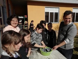 Un momento della visita della scolaresca al Centro di socializzazione di Quercia