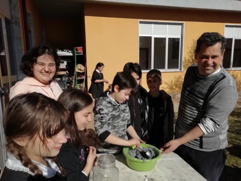 Bambini in visita al centro di socializzazione di Quercia Bambini in visita al centro di socializzazione di Quercia