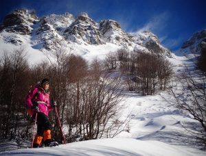 Una suggestiva immagine con l'alpinista Mara Giusti