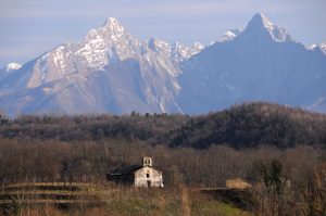 L’oratorio di San Rocco sullo sfondo delle Alpi Apuane