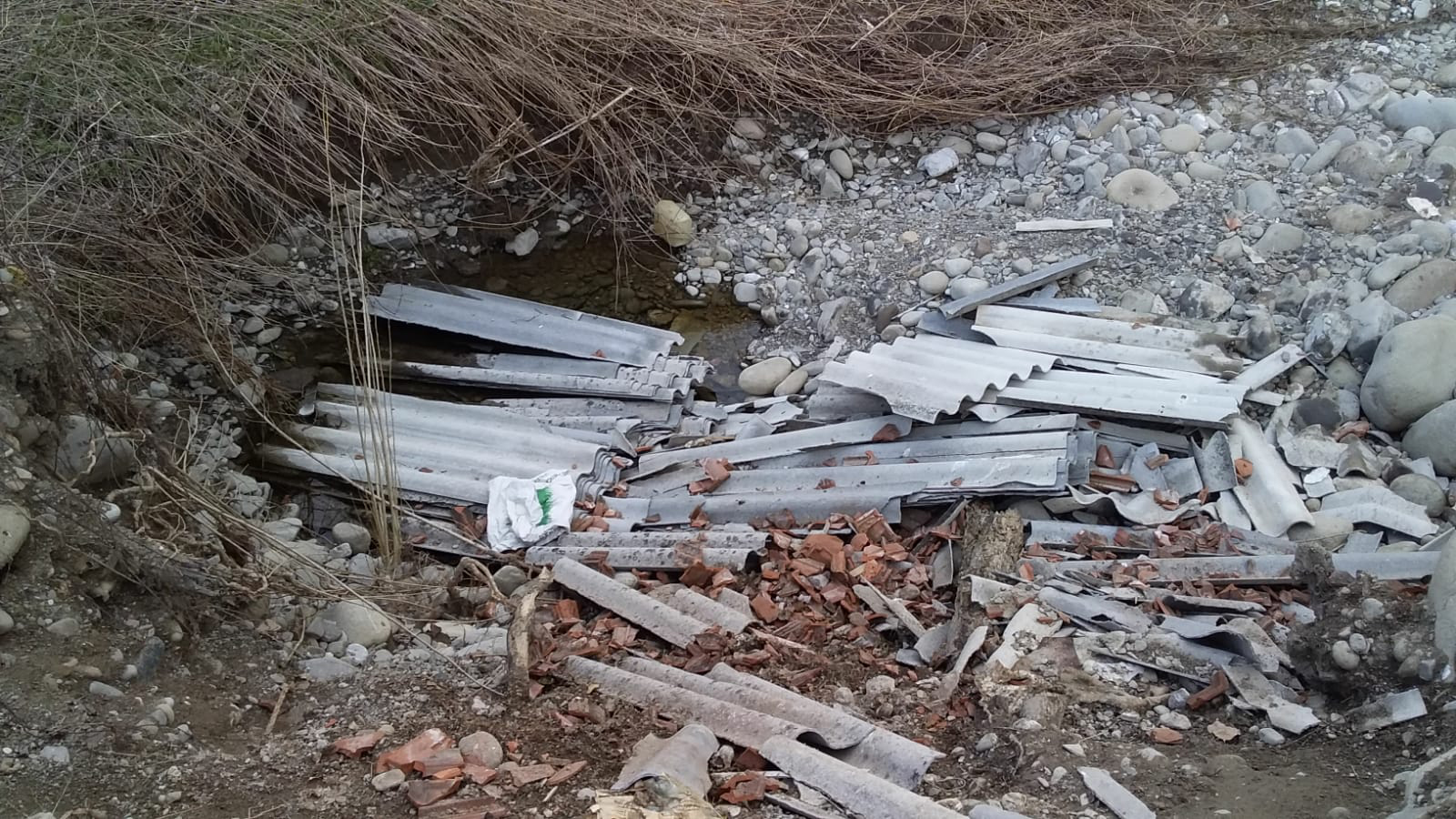 Mulazzo: il consigliere Moscatelli segnala una discarica di Eternit Mulazzo: il consigliere Moscatelli segnala una discarica di Eternit
