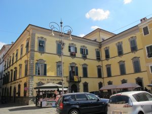 La facciata di Palazzo Pavesi in piazza della Repubblica a Pontremoli