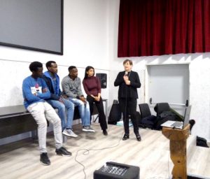 La dirigente Prof.ssa Paola Bruna Speranza e i ragazzi del progetto Sprar