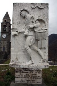 Il monumento simbolo di Montereggio, che raffigura un libraio.