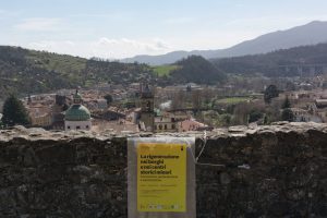 Un suggestivo panorama di Pontremoli dal Castello di Piagnaro con in basso il manifesto del convegno