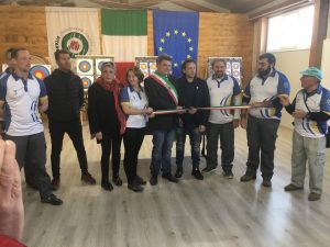 Il taglio del nastro della nuova palestra da parte del sindaco di Fivizzano, Paolo Grassi