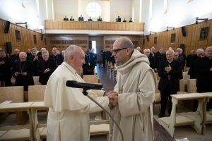 L'abate padre Bernardo Gianni con Papa Francesco al termine degli Esercizi Spirituali della Curia romana ad Ariccia
