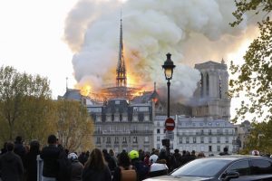 Parigi, lunedì 15 aprile: avvolta dalle fiamme la guglia della cattedrale sta per crollare