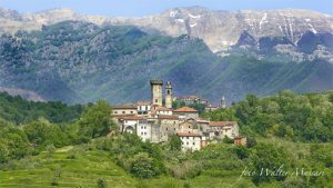 Una bella immagine del borgo di Malgrate in versione primaverile, circondato dal verde ma con l’ultima neve sull’Appennino (foto Walter Massari)