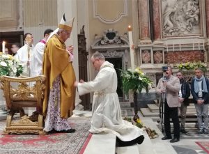 Un momento della cerimonia di ordinazione di don Vito Piscitello di domenica 28 aprile nella cattedrale di Massa
