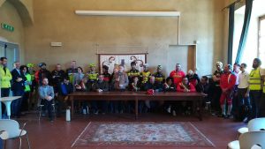 Foto di gruppo, durante la presentazione al Castello di Terrarossa, dell'inaugurazione del sentiero ciclabile della Via Francigena