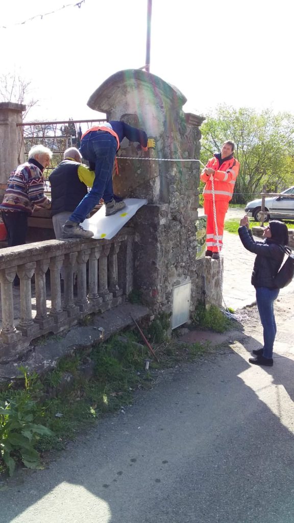 Un momento della rimozione della statua stele a Scorcetoli