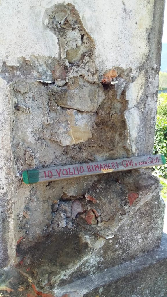 Il polemico cartello lasciato dai parrocchiani della Valle del Caprio