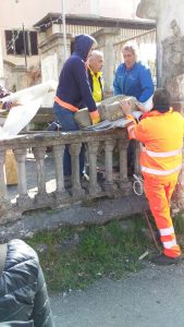 Un momento della rimozione della statua stele a Scorcetoli