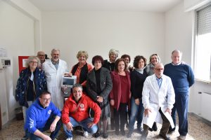Foto di gruppo durante la donazione del monitor multiparamedico