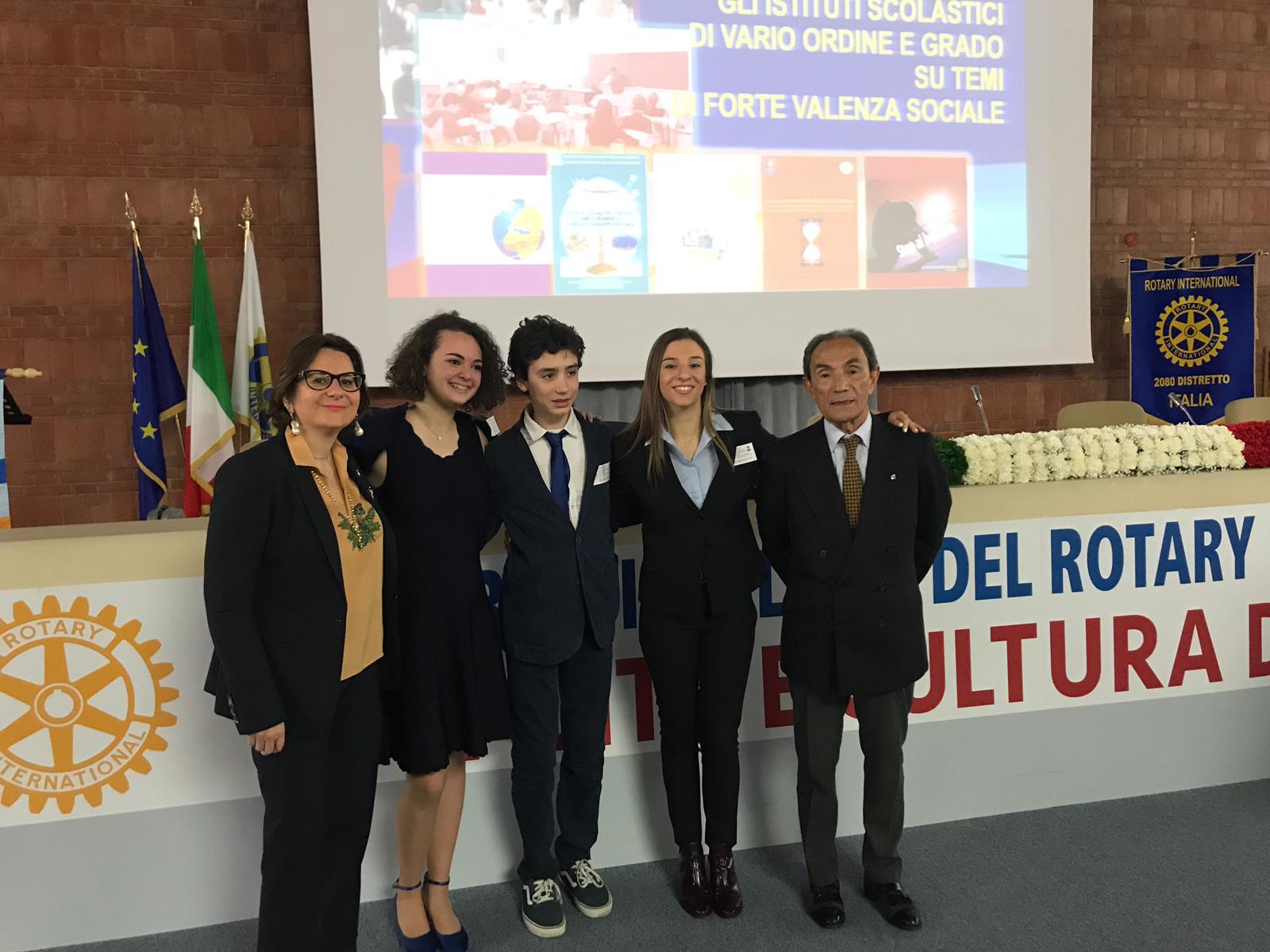 Tre ragazzi lunigianesi sono stati premiati dal Rotary International a Roma Tre ragazzi lunigianesi sono stati premiati dal Rotary International a Roma