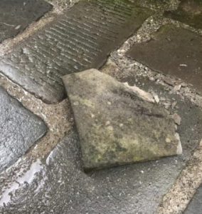 Il pezzo caduta a terra dal portale danneggiato