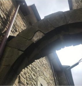 Il portale di Montereggio danneggiato
