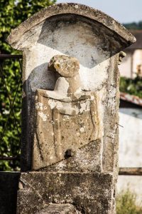 La stele di Scorcetoli prima della rimozione