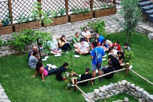 Alcuni studenti nel chiostro San Caprasio ad Aulla