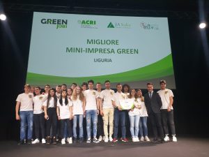 La premiazione della 4a Scienze applicate dello Scientifico con il direttore di CARISPE