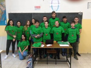 Foto di gruppo dei ragazzi del Pacinotti coinvolti nel progetto “Plastiko”
