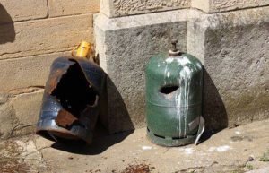Immagine d'archivio di due bombole di gas esplose