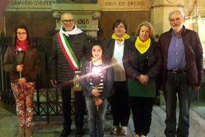 Foto ai gruppo all'arrivo della Minimarcia. Assieme alle due giovani tedofori sono presenti (da sinistra) Carletto Marconi, Rita Beccari, Ivana Fornesi e Angelo Ferdani