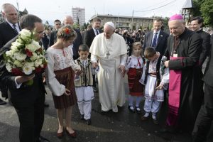 23papa_romania_giovani