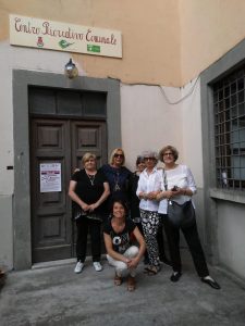 Le rappresentanti del CIF di Pontremoli, di fronte alla sede del nuovo Centro ricreativo comunale