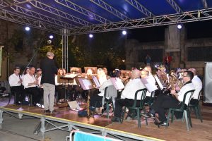 Un momento del concerto serale della Musica Cittadina Pontremoli a Cascina