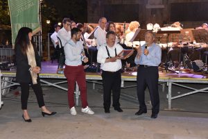 Durante la serata scambio di gagliardetti tra la Musica Cittadina Pontremoli (rappresentante dal presidente Elio Poli) e la Filarmonica di Cascina (con il presidente Franco Bizzarri)