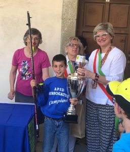 Lorenzo Marafetti con le sindache Annalisa Folloni e Lucia Baracchini e Maria Luisa Necchi, tra gli organizzatori dell'evento.