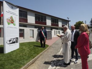 Inaugurazione scuola Villafranca - la benedizione alla struttura da parte del parroco don Giovanni Barbieri (foto Massimo Pasquali)