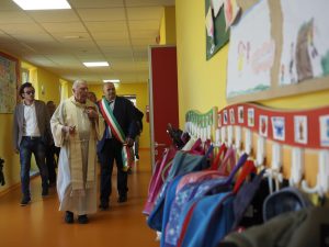 Inaugurazione scuola Villafranca. Don Giovanni Barbieri e il sindaco Filippo Bellesi attraversano i corridoi della scuola (foto Massimo Pasquali)