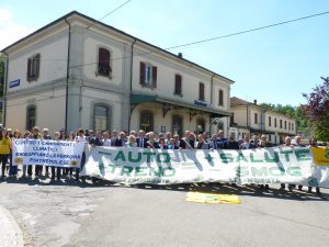 Foto di gruppo dei partecipanti alla manifestazione di fronte alla stazione di Pontremoli