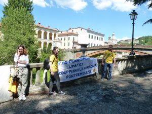 Uno striscione esposto dai rappresentanti di Legambiente all'esterno della Rosa