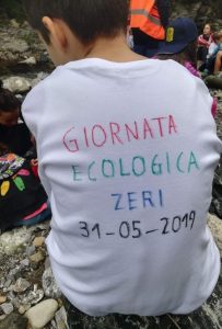 Un giovane studente con la maglietta per la giornata ecologica svoltasi a Zeri
